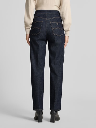 Frauenmodel trägt Straight Fit Jeans mit Knopfverschluss von Emporio Armani in Dunkelblau, kontrastierende Nähte, 5-Pocket-Design, Bügelfalten, Ganzkörperansicht Rückansicht.