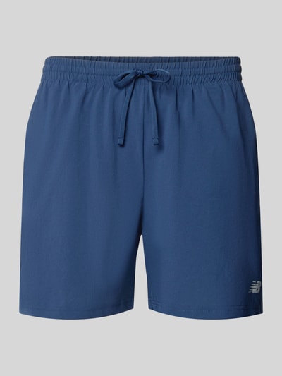 Produktfoto, Shorts mit elastischem Bund und Logo von New Balance in Blau, Regular Fit, Logo-Aufdruck, strukturierte Oberfläche, Vorderansicht.