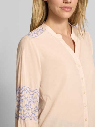 Frauenmodel trägt Regular Fit Bluse mit Stitchings und V-Ausschnitt von Emily Van den Bergh, reine Baumwolle, Nahaufnahme Oberkörper.