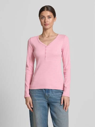 Kobiece model nosi Regular Fit Langarmshirt mit Henley-Ausschnitt od Tom Tailor Denim, efekt: jednolity kolor, krój: krój regular fit, dekolt: dekolt henley, rękawy: długi rękaw, materiał: mieszanka bawełny, Ganzkörperansicht von vorne