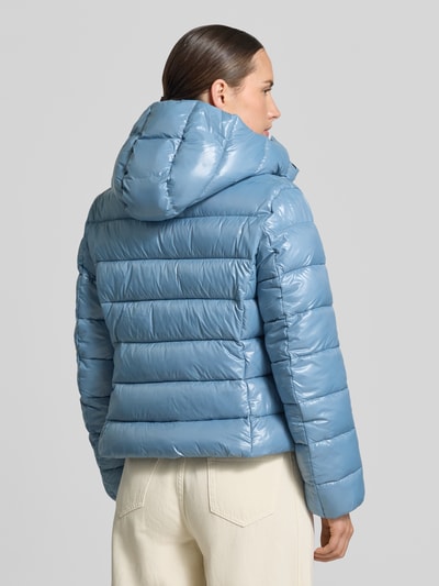 Frauenmodel trägt hellblaue Jacke in Stepp-Optik Modell 'Mary' von Save The Duck, glänzende glatte Textur, Ganzkörperansicht Rückansicht. Rückenlänge 53 cm, Schulterbreite 44 cm, Brustweite 41 cm, Ärmellänge 66 cm, mit Kapuze und Zweiwegereißverschluss.