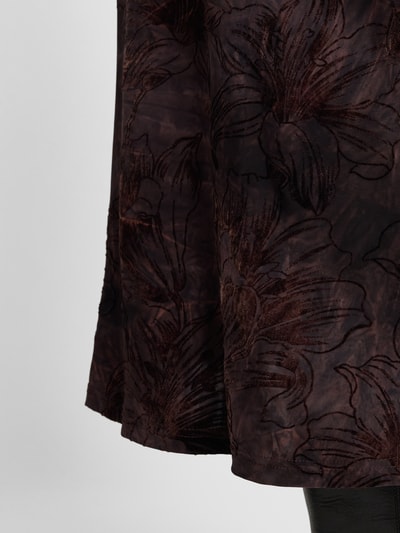 Frauenmodel trägt Midirock im Allover-Look Modell 'SESSOLANA' von FREE/QUENT, gerade Form, dunkle Töne, Strukturmuster, Nahaufnahme Oberkörper. Material-Mix mit Stretch-Anteil.