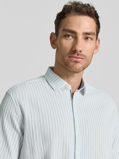 Männermodel trägt Comfort Fit Freizeithemd aus Lyocell-Baumwoll-Mix von Tom Tailor, Optik: Unifarben, Struktur, Nahaufnahme Oberkörper.