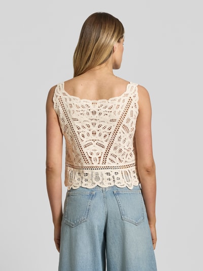 Frauenmodel trägt cremefarbenes Tanktop aus Häkelspitze Modell 'OCTAVIA' von Guess aus reiner Baumwolle, Rückansicht, Ganzkörperansicht.