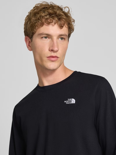 Männermodel trägt shirt met lange mouwen van katoenmix Model 'EVOLUTION' van The North Face, los model, labelstitching, Nahaufnahme Oberkörper.