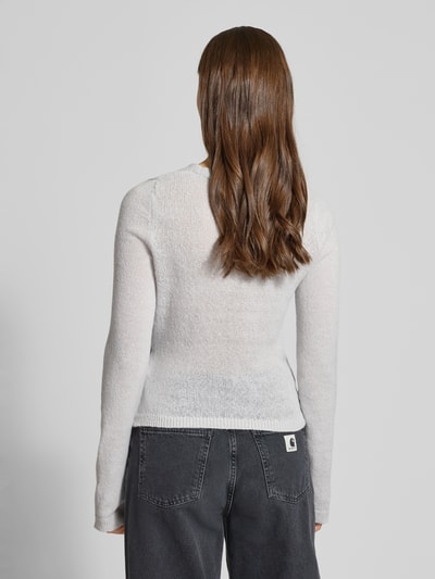 Frauenmodel trägt Strick-Cardigan in Wickeloptik von Review, hellgrau, Regular Fit, lange Ärmel, Rückenansicht, Ganzkörperansicht von hinten.
