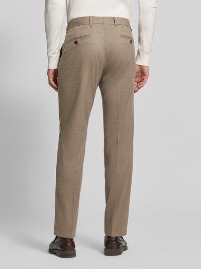 Männermodel trägt Anzughose mit Woll-Anteil mit Bügelfalte Modell 'Cole' von CG – CLUB of GENTS in Beige, Ganzkörperansicht Rückansicht. Material-Mix, Straight Fit, französische Eingrifftaschen, Gesäßleistentaschen.