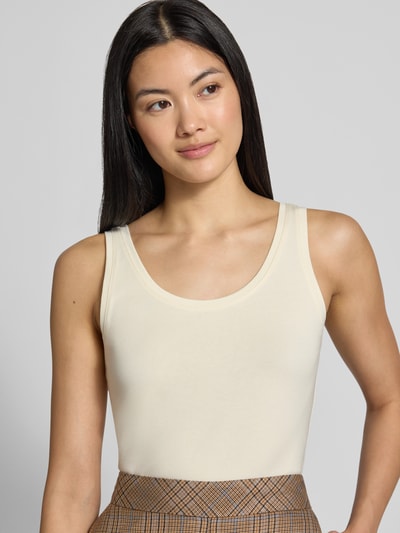 Frauenmodel trägt Slim Fit Tanktop aus Baumwoll-mix von s.Oliver RED LABEL in Creme, glatte Textur, Nahaufnahme Oberkörper.