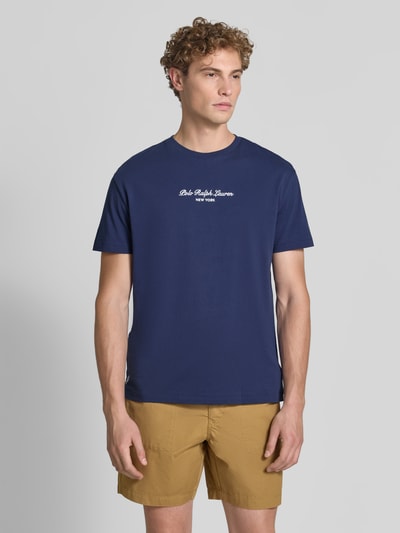 Männermodel trägt Regular Fit T-Shirt aus reiner Baumwolle van Polo Ralph Lauren in marineblauw, eenvoudige vorm, gladde textuur, Ganzkörperansicht von vorne.