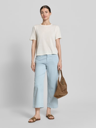 Frauenmodel trägt Wide-Leg-Pants in Optik: Unifarben aus Lyocell-Mix, Modell 'STYLE.MAINE S' von Brax, Cropped-Länge, Ganzkörperansicht von vorne.