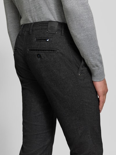 Männermodel trägt Schmale Hose aus Baumwoll-Mix Modell 'Fabio' von Brax, dunkles Grau, glatte Struktur, Ganzkörperansicht Rückansicht, Herren Schmale Hose von Brax