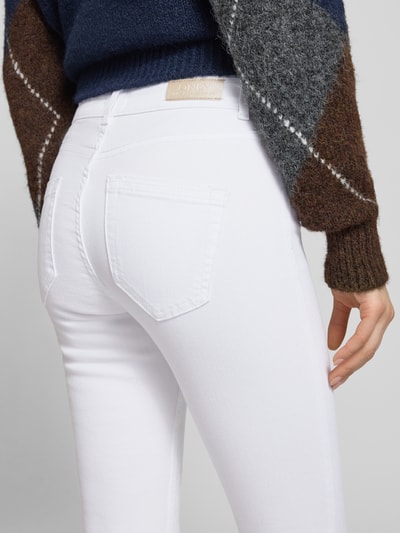 Kobiece model prezentuje Skinny Fit Jeans aus Baumwoll-Mix Modell 'BLUSH' od Only, białe, denim, 5 kieszeni, detal: label patch, frędzlowe nogawki, widok z tyłu zbliżenie
