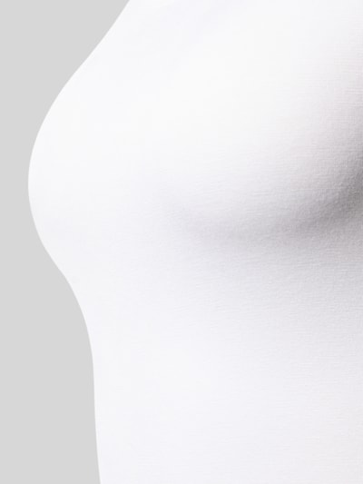 Frauenmodel trägt Top aus Modal-Mix Modell 'PURE' von Mey, Weiß, feine Rippenstruktur, eng anliegend, Nahaufnahme Oberkörper, Damen Top.
