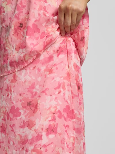 Vrouwenmodel draagt Ausgestellter Maxi-Rock met elastischem Bund Modell 'SMILLA' van Vero Moda, gebloemd motief, chiffon, detailopname.