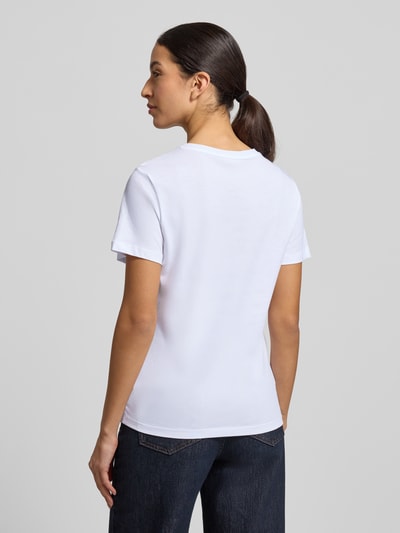 Frauenmodel trägt T-Shirt mit Label-Detail von Liu Jo White aus reiner Baumwolle, Slim Fit, weiß, Rückansicht, Ganzkörperansicht.