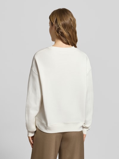 Vrouwenmodel draagt Relaxed Fit Sweatshirt uit zuivere katoen van Marc O'Polo Denim in effen beige met geribde boorden, rugaanzicht volledige lengte