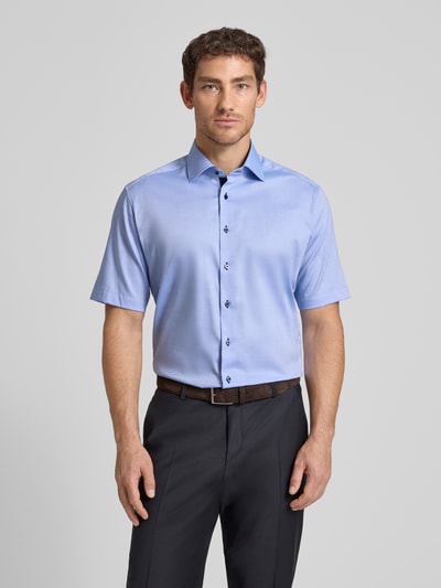 Männermodel trägt Regular Fit Business-Hemd aus Baumwolle mit Kentkragen von ETERNA, hellblau, Knopfleiste, 1/2-Arm, Ganzkörperansicht von vorne. Rückenlänge 80 cm, Schulterbreite 45 cm, Ärmellänge 28 cm, Größe 40.