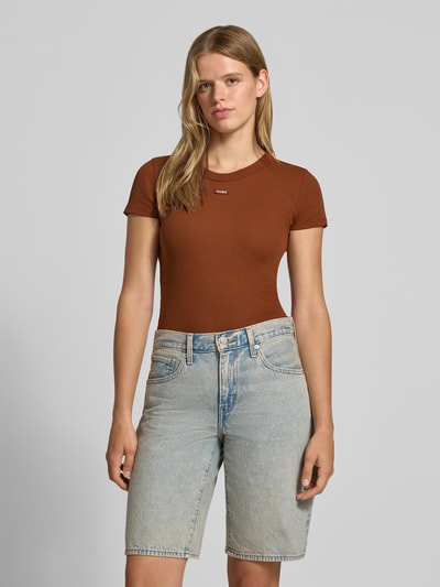 Vrouwenmodel draagt Regular Fit T-shirt uit katoenmix model 'Easy Tee_B' van HUGO Blue Dames, effen bruin, ronde hals, gladde textuur, voorkant volledig zicht,