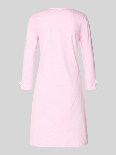 Frauenmodel trägt Nachthemd mit 3/4-Arm und Schleifen-Applikation von LOUIS & LOUISA, Reine Baumwolle, A-Linie, Allover-Look, Ganzkörperansicht Rückansicht.