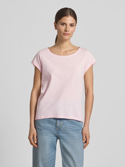 Frauenmodel trägt T-Shirt mit Rundhalsausschnitt von Christian Berg Woman aus Reine Baumwolle, Regular-Fit, Rollsaum, Rückenlänge 61 cm in Größe S, Ganzkörperansicht von vorne.