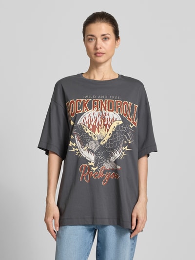 Frauenmodel trägt Oversized T-Shirt aus reiner Baumwolle Modell 'LILIE' von Vero Moda, Optik: Unifarben, Motiv-Print, Kurzarm, Ganzkörperansicht von vorne