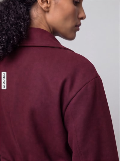 Kobiece model prezentuje Regular Fit Kurzmäntel mit Bindegürtel Model 'AUGUSTA' od ONLY, melanż, kołnierz z połami, wpuszczane kieszenie, krój krótki, długi rękaw, zapięcie na wiązany pasek, detal z tyłu, z efektem melanżu, perspektywa: z tyłu, zbliżenie górnej części ciała, KI-modifiziertes Bild.