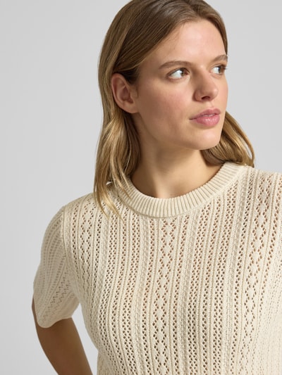 Frauenmodel trägt Regular Fit Strickshirt aus reiner Baumwolle Modell 'NUKA' von Pieces, Optik:Allover-Muster, Lochstrick, Gestreift, Rundhals, Kurzarm, Nahaufnahme Oberkörper.