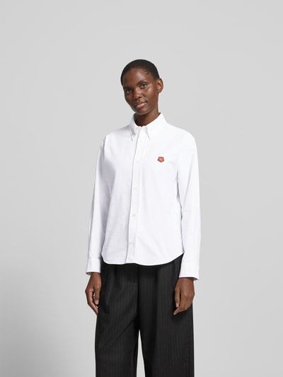 Frauenmodel trägt Regular Fit Hemdbluse aus Baumwolle von Kenzo in Weiß, Button-Down-Kragen, Durchgehende Knopfleiste, Langärmelig, Ganzkörperansicht von vorne.