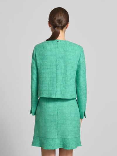 Frauenmodel trägt Regular Fit Blazer mit Pattentaschen von Marc Cain in Grün, Reine Baumwolle, strukturierte Textur, Rückenansicht, Ganzkörperansicht Rückansicht.