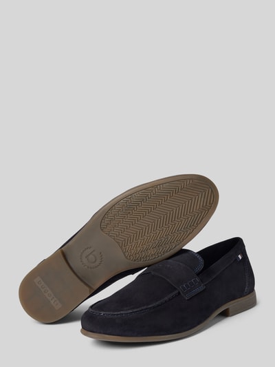 Produktfoto, Loafer aus echtem Leder mit Logo-Detail Modell 'Trip' von bugatti, dunkelblau, abgerundete Passform, profilierte Sohle, Absatzhöhe 2 cm, Schafthöhe 8 cm, Schaftweite 6 cm, Kontrast-Nähte, samtige Textur