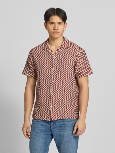 Männermodel trägt Regular Fit Freizeithemd im Allover-Look Modell 'MONTAUK' van Jack & Jones, katoenmix, reverskraag, knoopsluiting, vooraanzicht, Ganzkörperansicht von vorne.