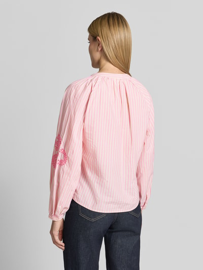 Männermodel trägt Regular Fit Bluse mit floralem Stitching von Emily Van den Bergh, bawełna, dekolt z lamówką, z długim rękawem, haft, długość tyłu 58 cm, długość rękawów 47 cm, różowe paski, szerokość w rozmiarze 36, całkowita długość, widok tyłu, całe ciało