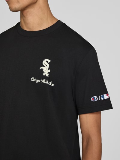 Męski t-shirt 'Relaxed Fit T-Shirt aus reiner Baumwolle' od Champion, czarny, Nadruk z napisem, wyhaftowane logo, bawełna, krój relaxed fit, Długość tyłu w rozmiarze M: 70 cm, zdjęcie: Nahaufnahme Oberkörper