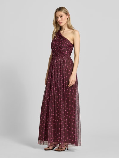 Frauenmodel trägt Maxikleid im One-Shoulder-Look von LACE & BEADS aus bordeauxfarbenem Mesh mit pinken Punkten, A-Linie, Drapierungen, Ganzkörperansicht von vorne. Rückenlänge bei Größe S 127 cm, Brustweite bei Größe S 37 cm.