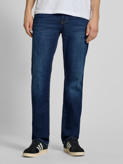 Männermodel trägt Regular Fit Jeans aus Baumwoll-Mix Modell 'CASH' von Pepe Jeans, Denim-Optik, Straight Leg, Label-Patch, Nieten, 5-Pocket-Design, Kontrastnähte, Knopf und verdeckter Reißverschluss, Herren, Ganzkörperansicht von vorne.