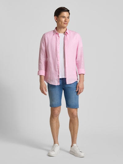 Männermodel trägt Regular Fit Jeansshorts mit Eingrifftaschen Modell 'Sisteron' von Pierre Cardin, Baumwoll-Elasthan-Mix, Herren; Ganzkörperansicht von vorne.