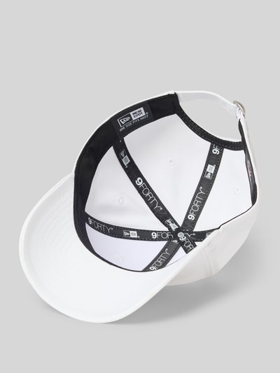 Produktfoto, Basecap aus Baumwolle mit Stitching von New Era, weiße Farbe, verstärkter Schirm, Größenverstellbar, Innenansicht zeigt Textilelemente