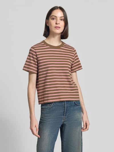 Kobiece model nosi Regular Fit T-Shirt aus reiner Baumwolle od s.Oliver RED LABEL, efekt: wzór w paski, krój krótki, okrągły dekolt, krótki rękaw, dżersej, czysta bawełna. Widok całej sylwetki od przodu.