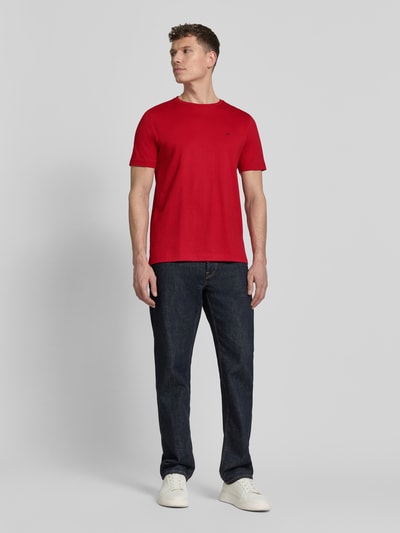Männermodel trägt T-Shirt mit Rundhalsausschnitt und Label-Stitching von Fynch-Hatton, Reine Baumwolle, Regular-Fit, Ganzkörperansicht von vorne.