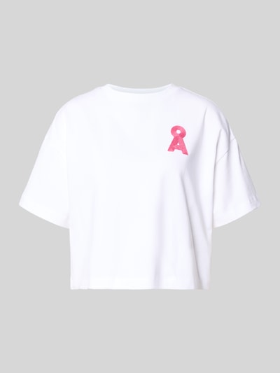 Produktfoto, jednokolorowy damski t-shirt model 'ALBERTARAA' od Armedangels z wyhaftowanym logo, krój regular fit, skrócony, biały dżersej z czystej bawełny ekologicznej