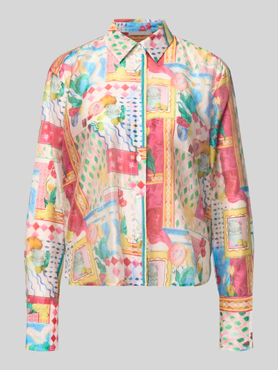Frauenmodel trägt Regular Fit Voile Bluse mit Dolce Vita Print von Christian Berg Woman Selection, bunte Muster, Lyocell-Mix, Hemdblusenkragen, Knopfleiste, Ganzkörperansicht von vorne. Rückenlänge bei Größe 36: 62 cm, Ärmellänge bei Größe 36: 58 cm.