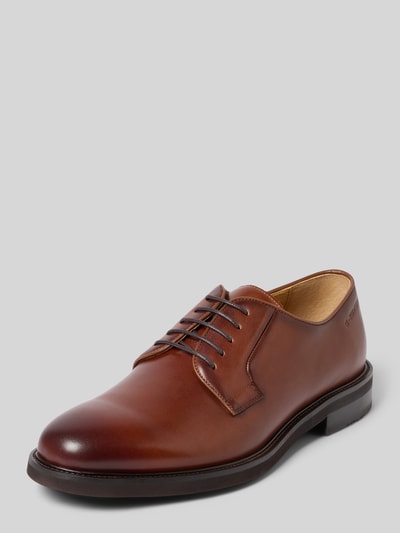 Productfoto, Derby uit leer met labelreliëf model 'UMMO' van CG – CLUB of GENTS, afgeronde vorm, gelakte bruine kleur, gestructureerde zool, vetersluiting, hakhoogte 3 cm, schachthoogte 7 cm, schachtwijdte 10 cm