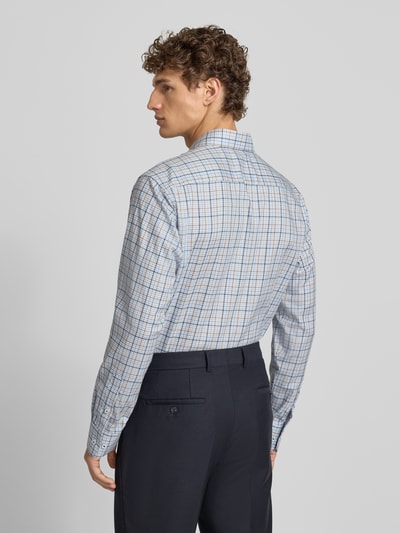 Männermodel trägt Regular Fit Business Hemd aus Baumwolle mit Button-Down-Kragen von ETERNA, kariert, Ganzkörperansicht Rückansicht. Rückenlänge 80 cm, Schulterbreite 46 cm, Ärmellänge 64 cm, mit Knopfleiste und Brusttasche.