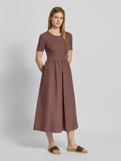 Frauenmodel trägt Midikleid in Falten-Optik von Christian Berg Woman Selection, Braunton, Baumwoll-Mix, Tailliert, Rundhalsausschnitt, Kurzärmelig, Ganzkörperansicht von vorne. Rückenlänge 125 cm, Brustweite 38 cm, Ärmellänge 24 cm bei Größe 36.