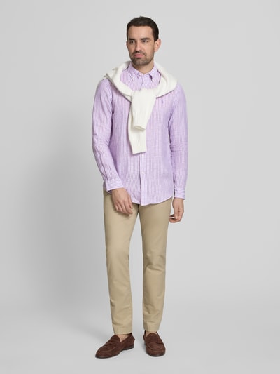 Męski model nosi Regular Fit Freizeithemd aus reinem Leinen von Polo Ralph Lauren, kolorowe paski, detal z logo, czyste lniane, krój regular fit, kołnierzyk typu button down, jednorzędowa listwa guzikowa, sportowe mankiety, zaokrąglone wykończenie, wykończenie z cieniowanej przędzy, widok całej sylwetki z przodu.