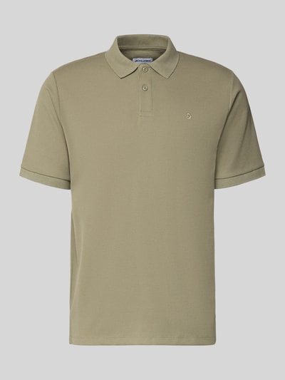 Produktfoto, Regular Fit Poloshirt mit Strukturmuster Modell 'AUSTIN' von Jack & Jones, Material-Mix mit Baumwoll-Anteil, Stitching, Knopfleiste, Farbe Oliv, dezente Struktur, Rückenlänge bei Größe M 69 cm