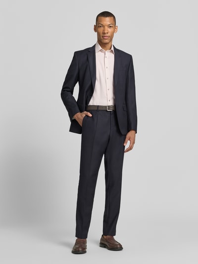 Männermodel trägt Modern Fit Business-Hemd mit Kentkragen von OLYMP aus Reine Baumwolle mit Brusttasche, Ganzkörperansicht von vorne.