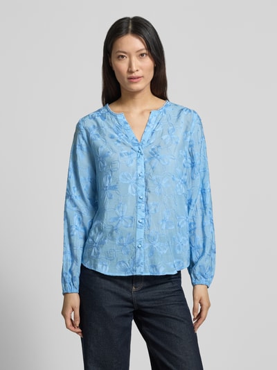 Frauenmodel trägt blaue Bluse aus Viskose-Mix mit Knopfleiste Modell 'Randy' von FREE/QUENT, dezentes Blumenmuster, Ganzkörperansicht von vorne.