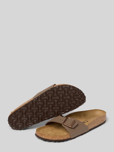 Produktfoto, Slipper mit offener Ferse Modell 'Madrid' von Birkenstock für Damen, abgerundete Passform, Logo-Detail, Absatzhöhe 3 cm, braune und beigen Farbtöne, glatte Lederstruktur, sichtbare Profilsohle