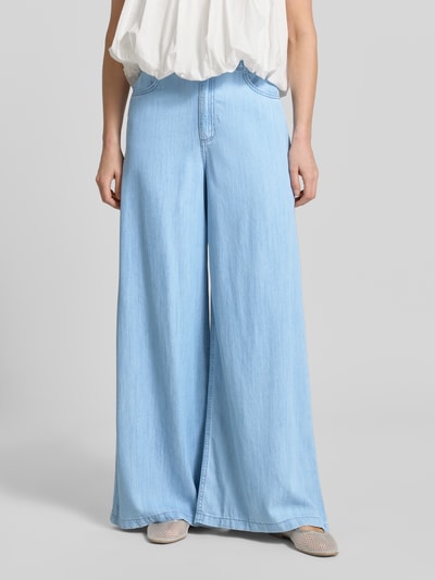 Frauenmodel trägt helle Wide Fit Jeans aus Lyocell-Mix Modell 'Eva' von Mango mit Eingriff- und Gesäßtaschen, Knopf- und Reißverschluss, Ganzkörperansicht von vorne, Bundweite 40 cm, Innenbeinlänge 79 cm bei Größe 36.
